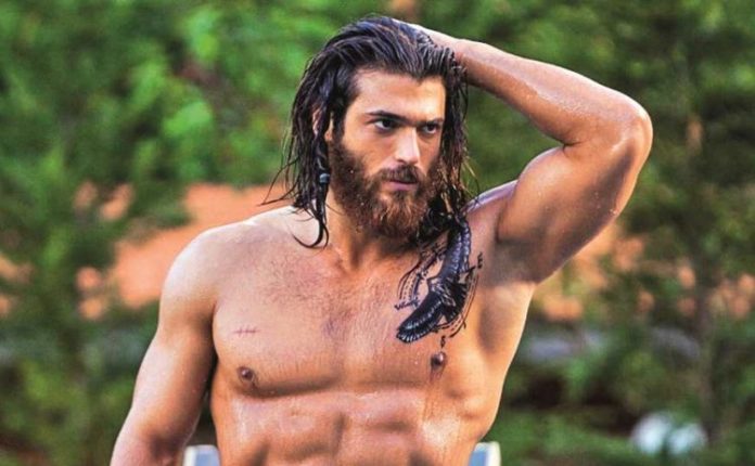 Can Yaman è Sandokan a petto nudo e lunghi cappelli neri con un tatuaggio che va dal petto alla spalla