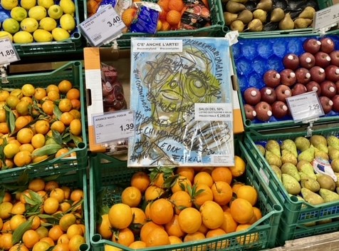 Ischia c'è anche l'arte - un quadro posizionato sui banchi della frutta
