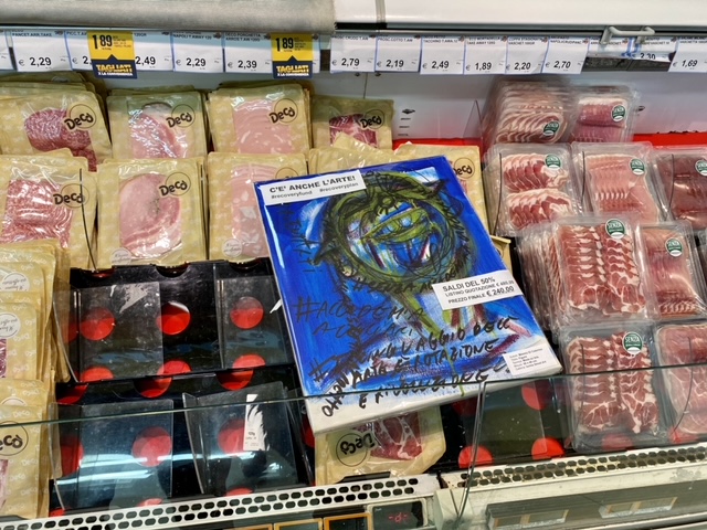 recovery plan protesta di u artista che lascia un quadro sul banco della carne in un supermercato