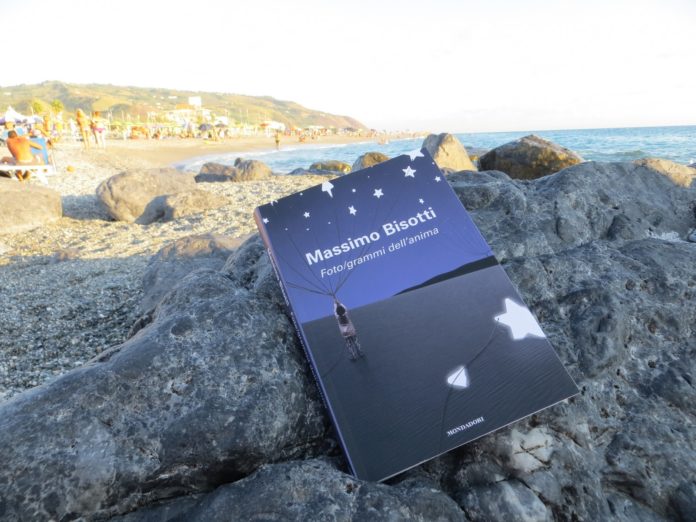 Il libro mostra sulla copertina una bambina che tiene delle stelle attaccate ad un filo , come se fossero dei palloncini. Il libro è appoggiato sugli scogli e sullo sfondo si intravede il mare.
