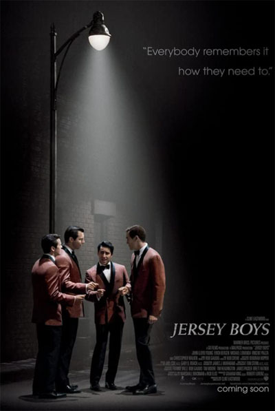Primo dell'anno La locandna del film jersey boys con degli uomini nel buio illuminati solo da un lampione