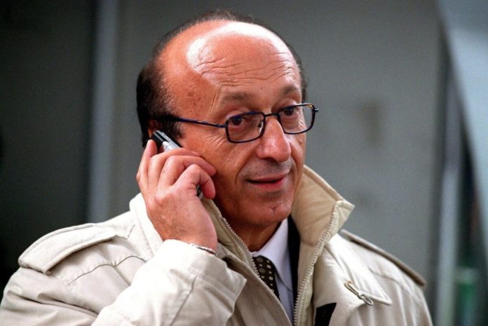 Luciano Moggi al Toro - il dirigente al telefono intento a parlare