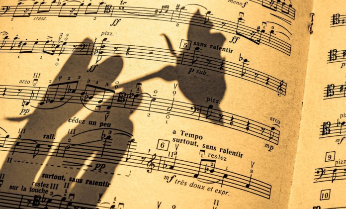 Morian Taddei - nella foto uno spratito musicale su cui si riflette l'ombra di un amano che tiene in mano un fiore