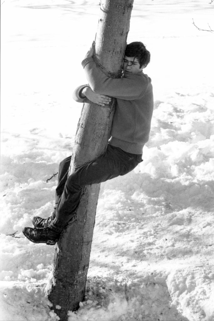 Giuseppe Penone: 200 opere di carta in dono al Castello di Rivoli. L'albero ricorderà il contatto del mio corpo. Documentazione fotografica  sulle Alpi Marittime a Garessio. Giuseppe Penone abbracciato all'albero; sotto il corpo dell'artista si nota il traccciato del filo di zinco.©Archivio Penone  