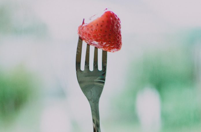 Uffizi da mangiare galleria degli uffizi - nella foto una fragola su una forchetta