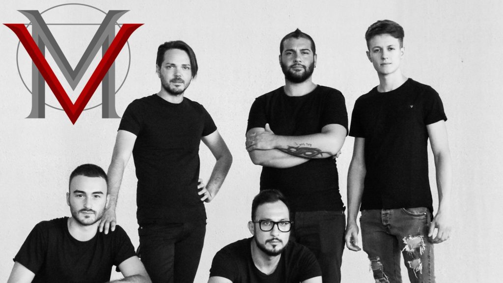 Veramadre - la band in una foto in bianco e nero, tiutti vestiti con t shirt nera e jeans