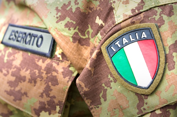 Dagli occhi di un soldato, vita, militare. Divisa con il tricolore e la patch con scritto esercito.