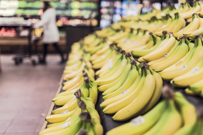 c'è anche l'arte - nella foto un banco di banane in un supermercato