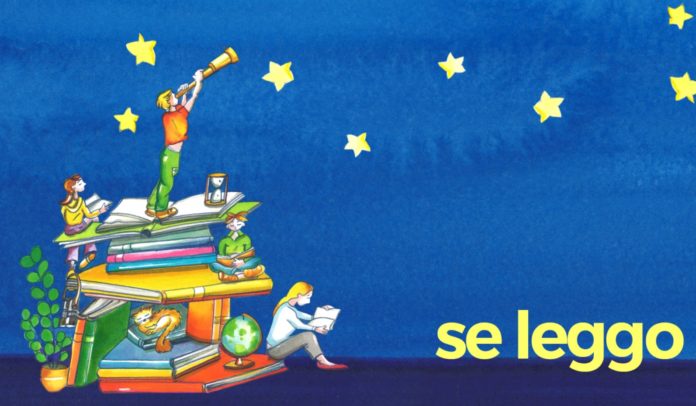 Premio Il Maggio dei Libri con un disegno di bambini che leggono libri seduti e in piedi su un apiramide di libri sotto un cielo blu stellato