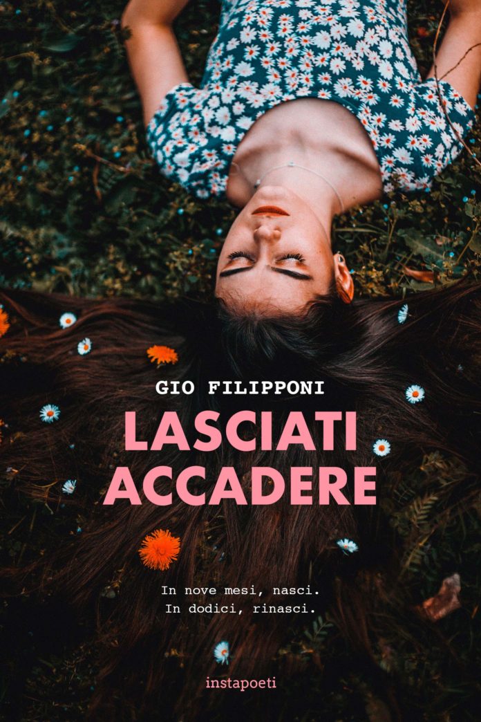 La copertina del libro vede raffigurata una ragazza stesa su un prato con delle margherite tra i capelli. Il titolo in rosa 