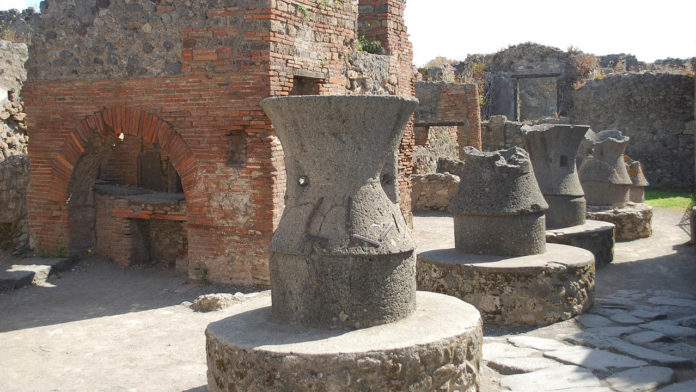 street food e lounge bar a pompei - nella foto uno scorcio degli scavi con delle rovine in pietra