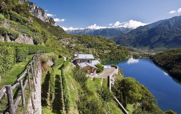 Valcaminica vista panoramica con montagne con delle case e un fiume che scorre nella valle