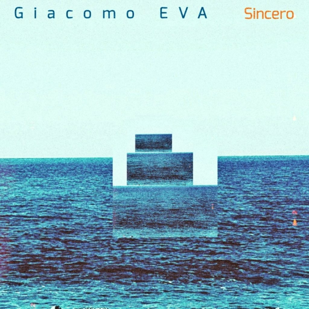 sincero giacomo eva - la copertina del nuovo ep che inquadra il mare che confina con il cielo. due azzurri diversi.