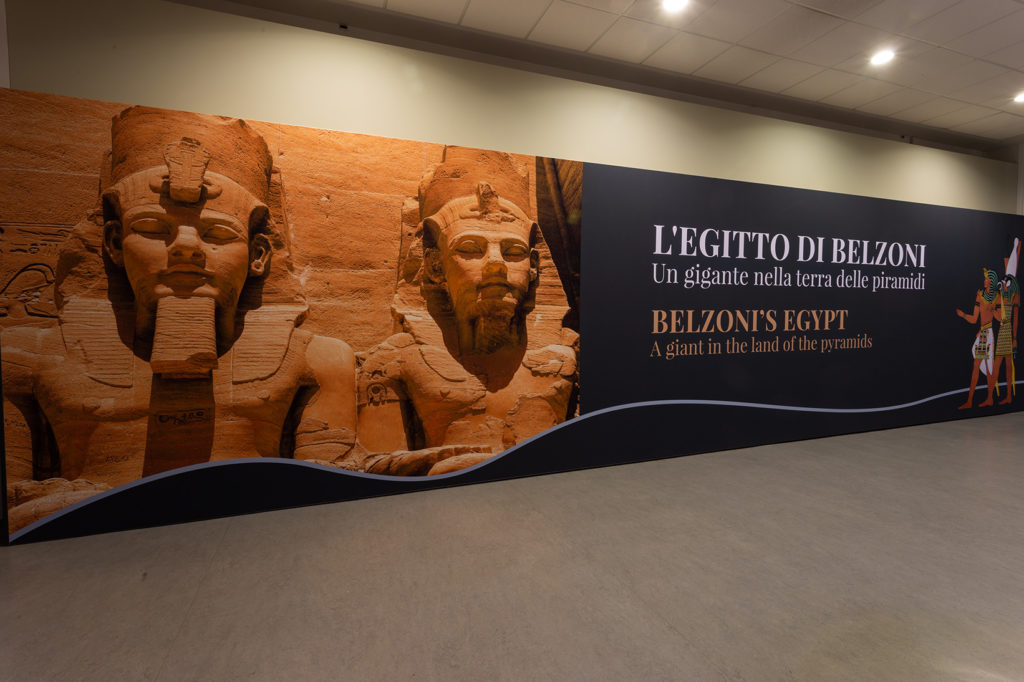 L'Egitto di Belzoni- l'ingresso della mostra con un enorme cartellone con l'immagine di Ramses II