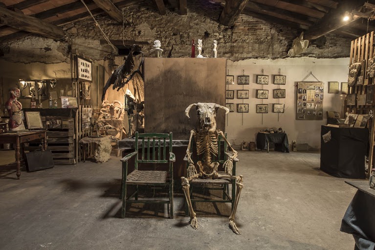 Christian Alpini del museo dell'impossibile, nella foto, una sala del museo con tanti oggetti strani tra cui uno scheletro seduto su una sedia in mezzo alla stanza