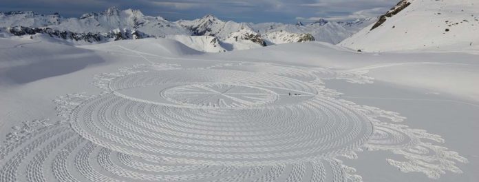 Simon Beck : pennelli di orme su una tela di neve.