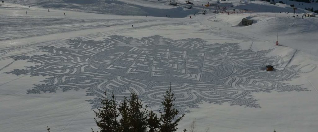 Simon Beck : pennelli di orme su una tela di neve.