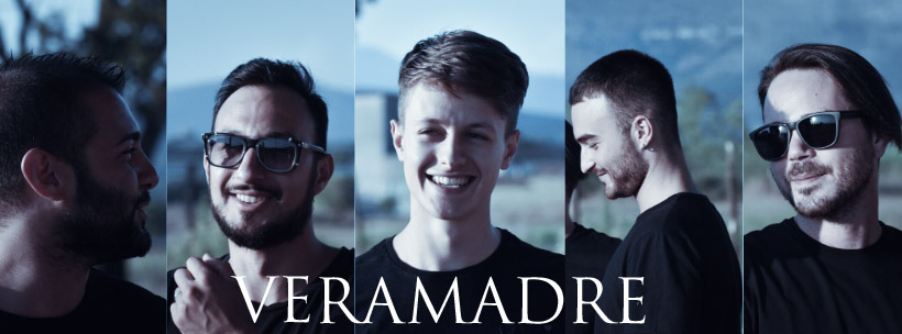 Universo Veramadre - nella foto i cinque ragazzi della band, tutti sorridenti e vestiti con t shirt nera