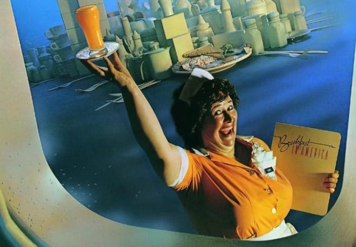 Breakfast in America Supertramp, la copertina del disco con una donna piuttosto formosa che tiene con la mano destra in alto un bicchiere di succo d'arancia e con l'altra, apppoggiato al fianco, un menu