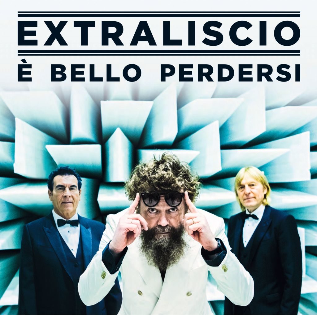 In foto la copertina dell'album "è bello perdersi" che uscirà il 5 marzo. Da sinistra Mauro Ferrara in smoking nero, al centro Mirco Mariani in smoking bianco, a destra Moreno il Biondo in smoking nero. In alto il titolo dell'album, come sfondo un insieme di punte azzurre. Moreno tiene gli occhiali sollevati con due dita e si avvicina con lo sguardo verso il pubblico