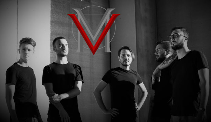 IFoto in bianco e nero dei cinque ragazzi della band Veramadre, vestiti di nero con il logo composto da una 