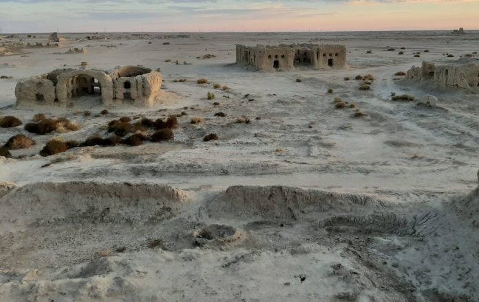 Pompei d'Oriente una veduta panoramica con delle rocce e delle costruzioni di pietra