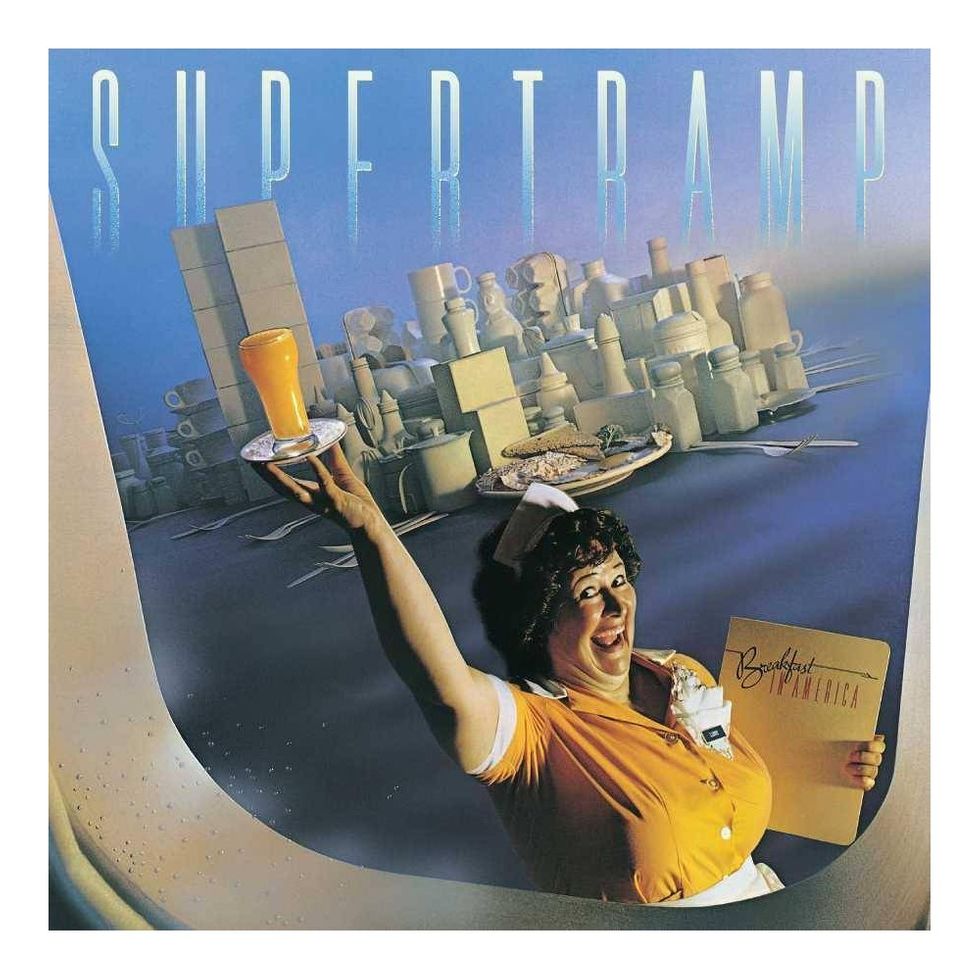 breakfast in america supertramp - La copertina dell'album presenta un panorama d New York, visto dal finestrino di un aereo. L'immagine mostra l'attrice Kate Murtagh, nei panni di una cameriera chiamata "Libby", nella caratteristica posa della Statua della Libertà, che regge con una mano un piattino con un bicchiere di succo d'arancia (al posto della torcia della statua), e con l'altra mano un menù pieghevole del ristorante su cui è scritto “Breakfast in America”. Sullo sfondo si vede una città composta da una scatola di cornflake, posacenere, posate (per i pontili), cassette per le uova, aceto, ketchup e bottiglie di senape, tutte con vernice bianca. Le torri gemelle del World Trade Center sono disegnate come due pile di scatole e il piatto della colazione rappresenta Battery Park, il terminal di partenza dello Staten Island Ferry. La foto posteriore, raffigura i membri della band mentre fanno colazione e leggono i rispettivi giornali (inglesi), ed è stata scattata in un ristorante chiamato Bert's Mad House.