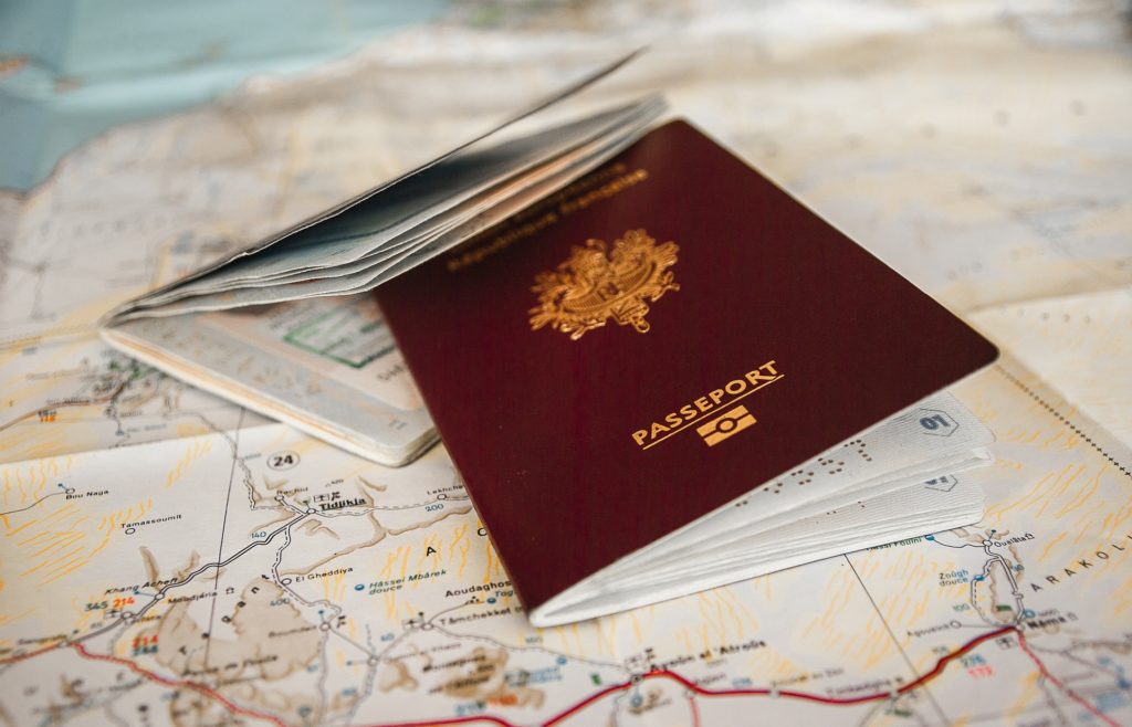 regole covid per spsostamenti all'estero - due passaporti appoggiati su una cartina dell'europa