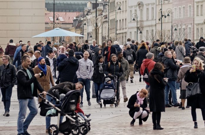 Zona gialla e assembramenti una via di città piena di gente