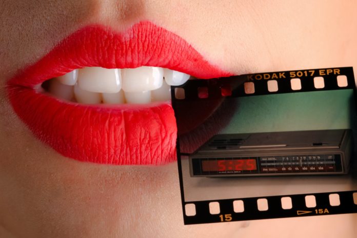donne alla regia - una bocca di donna con labbra rosse morde il fotogramma di un apellicola di film con dentro una radiosveglia