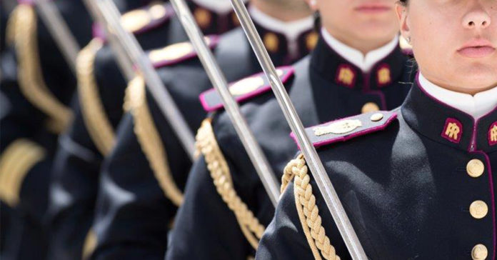 Poliziotto, Emanuela Loi, donna, vita. Nell'immagine sono rappresentati ragazze e ragazzi che vestono l'uniforme della Polizia di Stato nel giorno del giuramento.