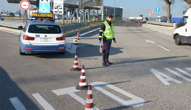 Sanremo blindata nella foto una volante della polizia con un poliziotto in un posto di blocco