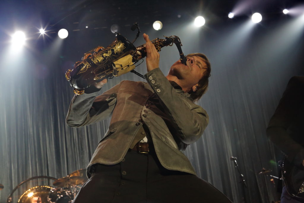 spandau ballet: steve norman, pantaloni scuri e giacca grigio scuro, intento a suonare il sax