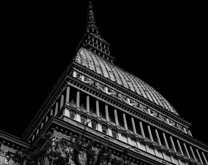 ingresso ridotto al museo del cinema di Torino, nella foto in bianco e nero la parte alta della mole antonelliana