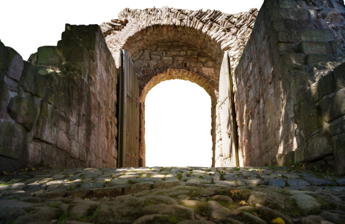 musei italiani - un'antica porta romana con mura periferiche che affaccia sull'orizzonte