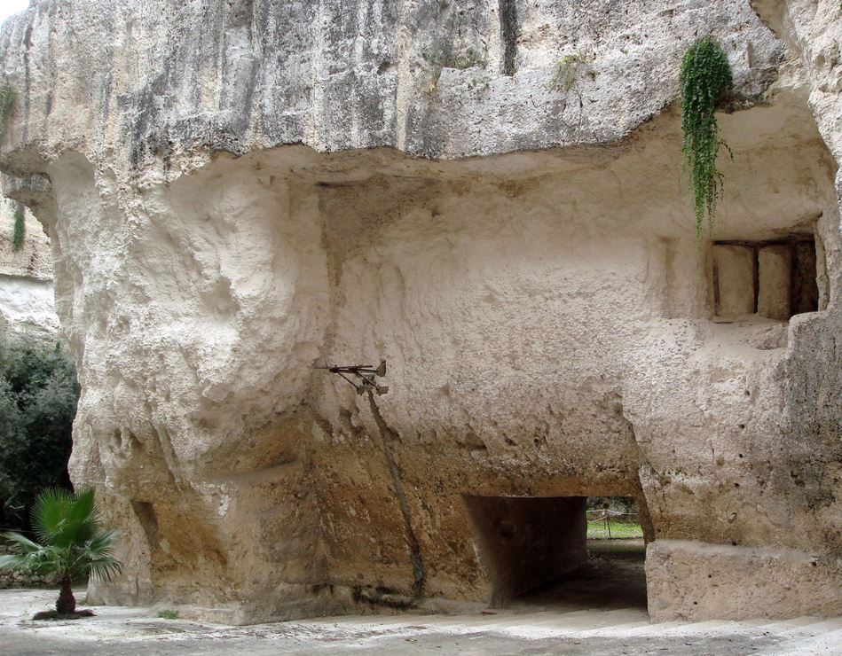Una latomia, cioè una caverna nella roccia bianca della montagna