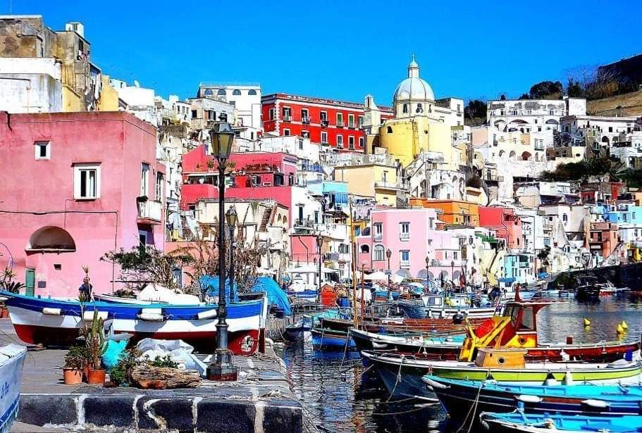 Procida, "la cultura non isola" e diventa capitale 2022. Scorcio del porto
