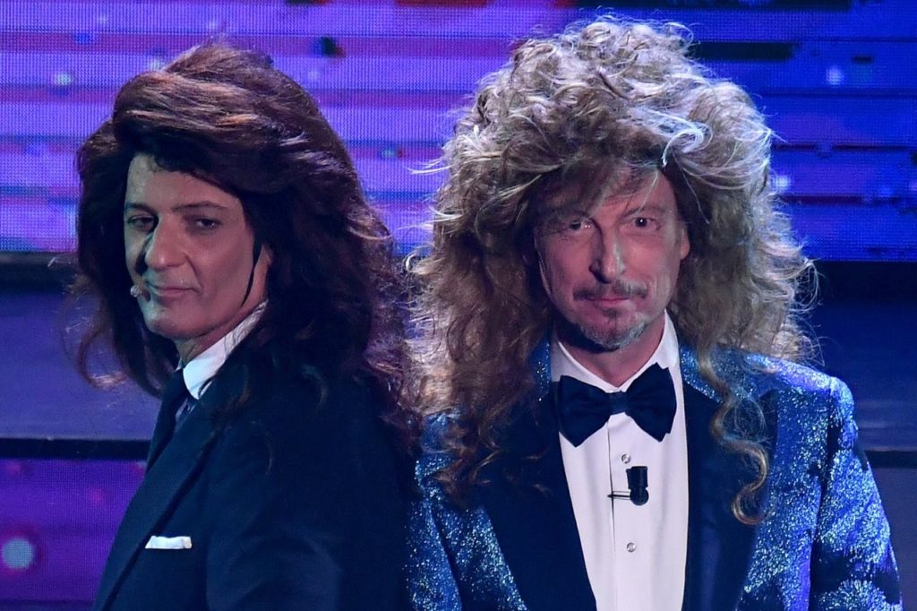 sanremo 2021 serata finale:  amadeus a destra e fiorello a sinistra, con parruche da donna