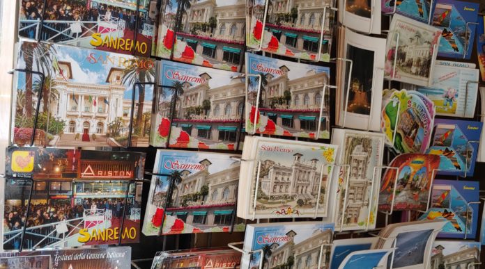 sanremo 2021 seconda serata - una serie di cartolone postali, raffiguranti la città dei fiori