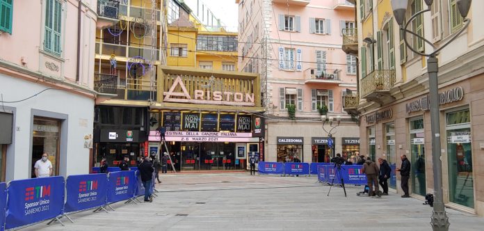 50 sfumture di Sanremo - la piazza vota antistante il Teatro Aristono sullo sfonod, le transenne intorno con gli striscioni della tim