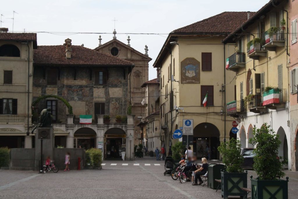 Carmagnola e Rosso Indelebile: l'arte contro la violenza. Centro storico di Carmagnola 