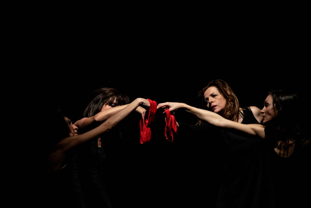 Carmagnola e Rosso Indelebile: l'arte contro la violenza. Performance artistica contro la violenza sulle donne 