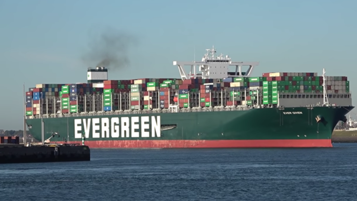 Ever Given, Canale di Suez. Una grossa nave di colore verde con la scritta bianca 