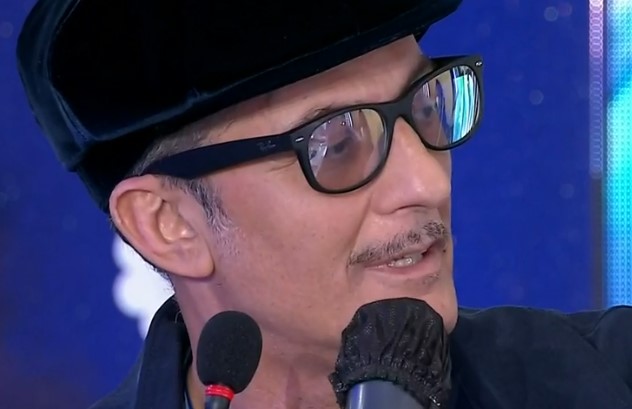 Sanremo 2021 prima serata - Fiorello di profilo, occhiali dalla montatura nera e coppola nera