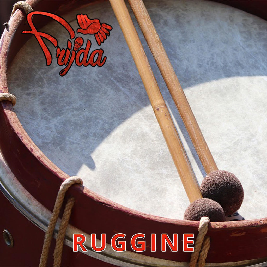 ruggine by frijda - la copertina del singolo con un tamburo tradizionaale in primo piano, con sopra due grosse bacchette