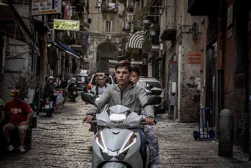 Didattica a distanza: la malavita arruola di più e meglio. Ragazzi in motorino scena dal film la. Paranza dei bambini 