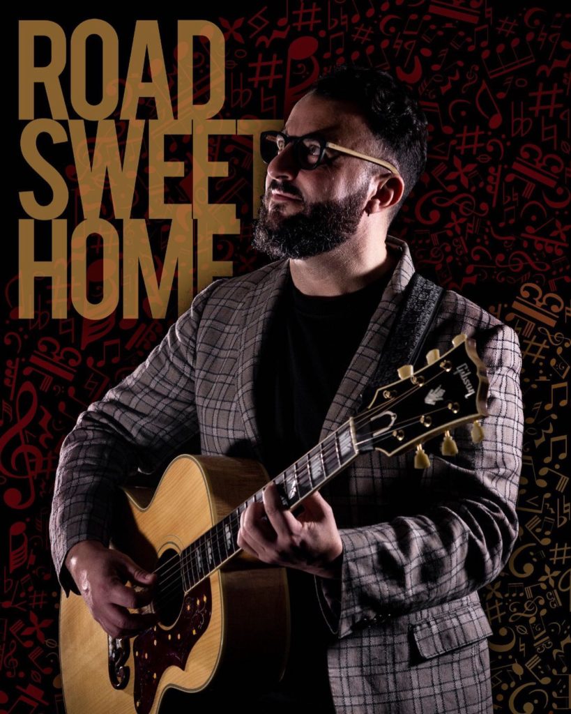 giulio larovere - la copertina dell'album road sweet home, che ritrae il cantante con la chitarra a tracolla, e la scritta dorata