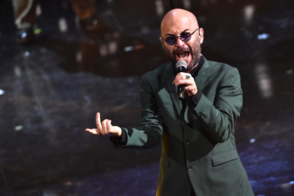 sanremo 2021 terza serata - giuliano giangiorgi dei negramaro sul palco del teatro ariston