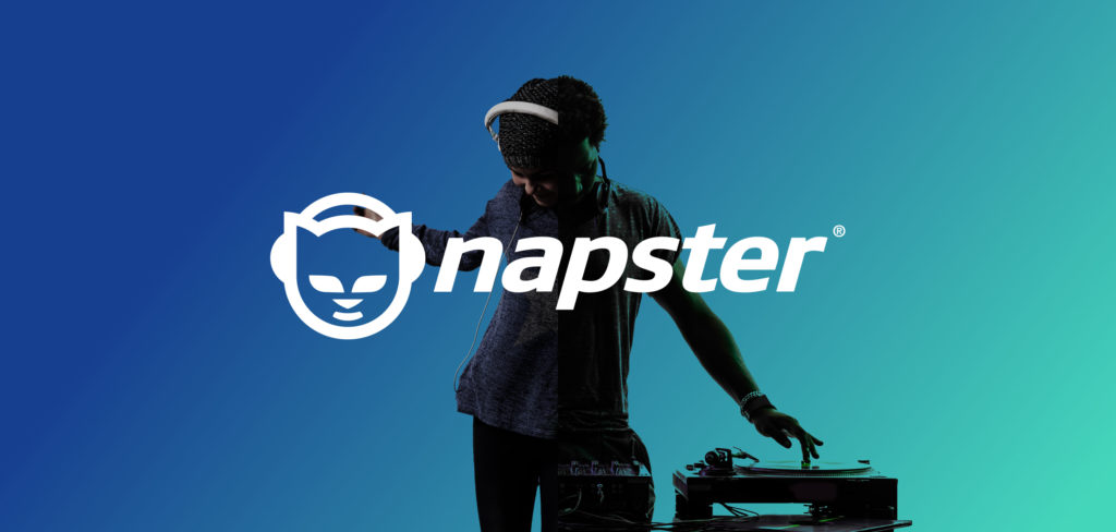 supernatural carlos santana: nella foto il logo di napster, il programma di condivisione musicale, con lo sfondo di un uomo con le cuffie in testa, le mani appogiate a un giradichi