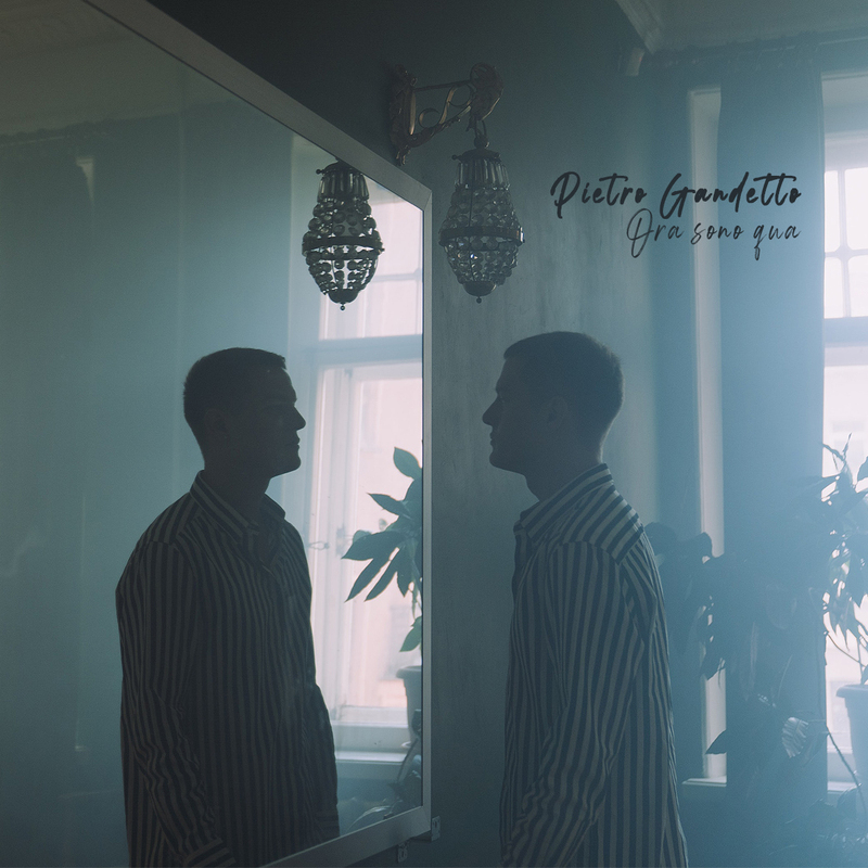 Pietro Gandetto, due ragazzi che si guardano nell'ombra con lo sfondo di una finestra al buio